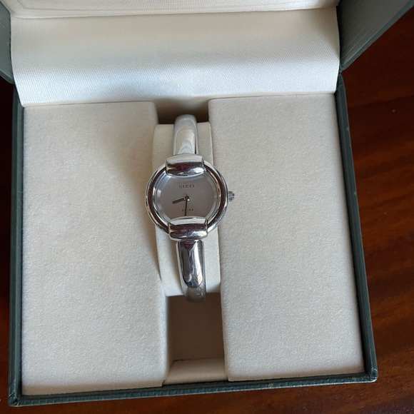 Authentic Gucci Watch 1400L  25mm. Women's Swiss Dial - Picture 3 of 8